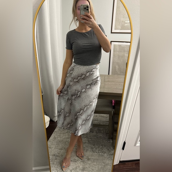 Gray Ribbed Women's Ruffle Hem Top - Picture 5 of 11